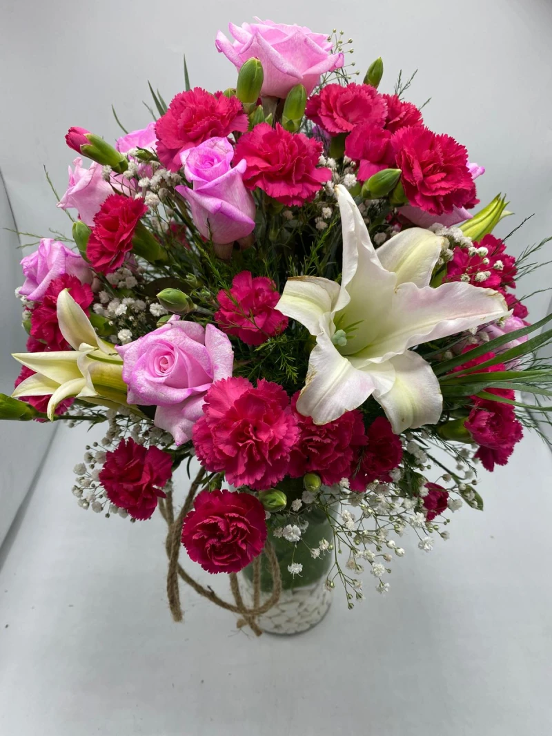 VAZODA LİLYUMLU MEVSİM ÇİÇEKLERİ